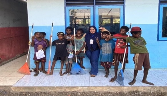 Edukasi Pentingnya Menjaga Kebersihan Lingkungan Sekolah oleh Ambar Laras Sati