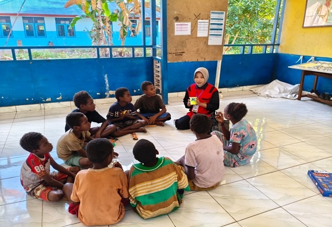 Pelatihan Pemanfaatan Barang Bekas (kaleng rokok) Menjadi Kerajinan Tangan untuk Meningkatkan Kreativitas Anak-anak di Kampung Rawa Biru oleh Anggi Irmawati