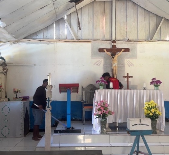Pembersihan Gereja Katolik Santo Yohanes Rasul Antonius Betrand