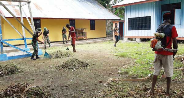 Bersih-bersih Rumah Budaya Kampung Rawa Biru