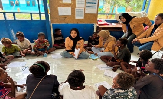Edukasi pengenalan bagian-bagian tubuh melalui kegiatan belajar sambil bermain bagi anak-anak di kampung Rawabiru oleh Chintia Rahmadani 