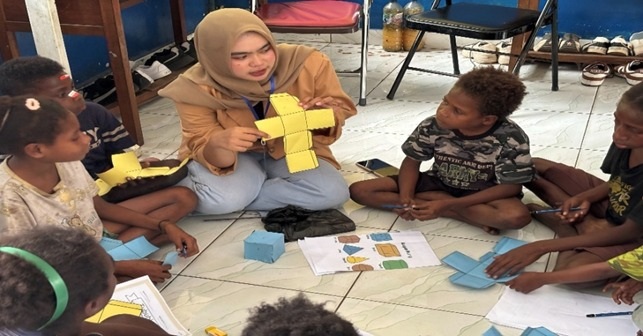 mengenal bangun ruang melalui kreasi kertas manila oleh Nadila Putri Syahrani