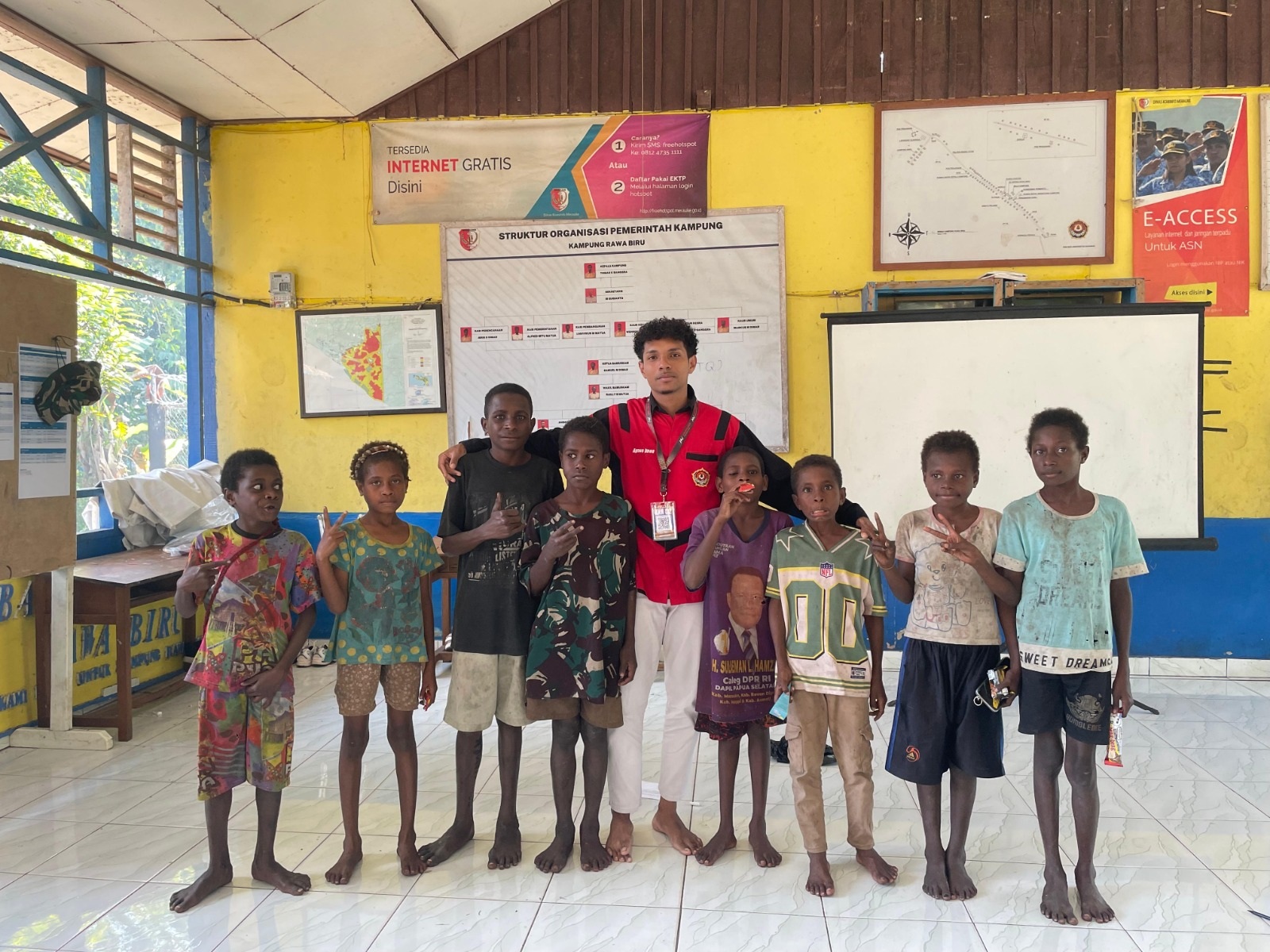 Edukasi Pentingnya Waktu Bagi Siswa SD Kampung Rawa Biru oleh Juztin Adam Lamarubun