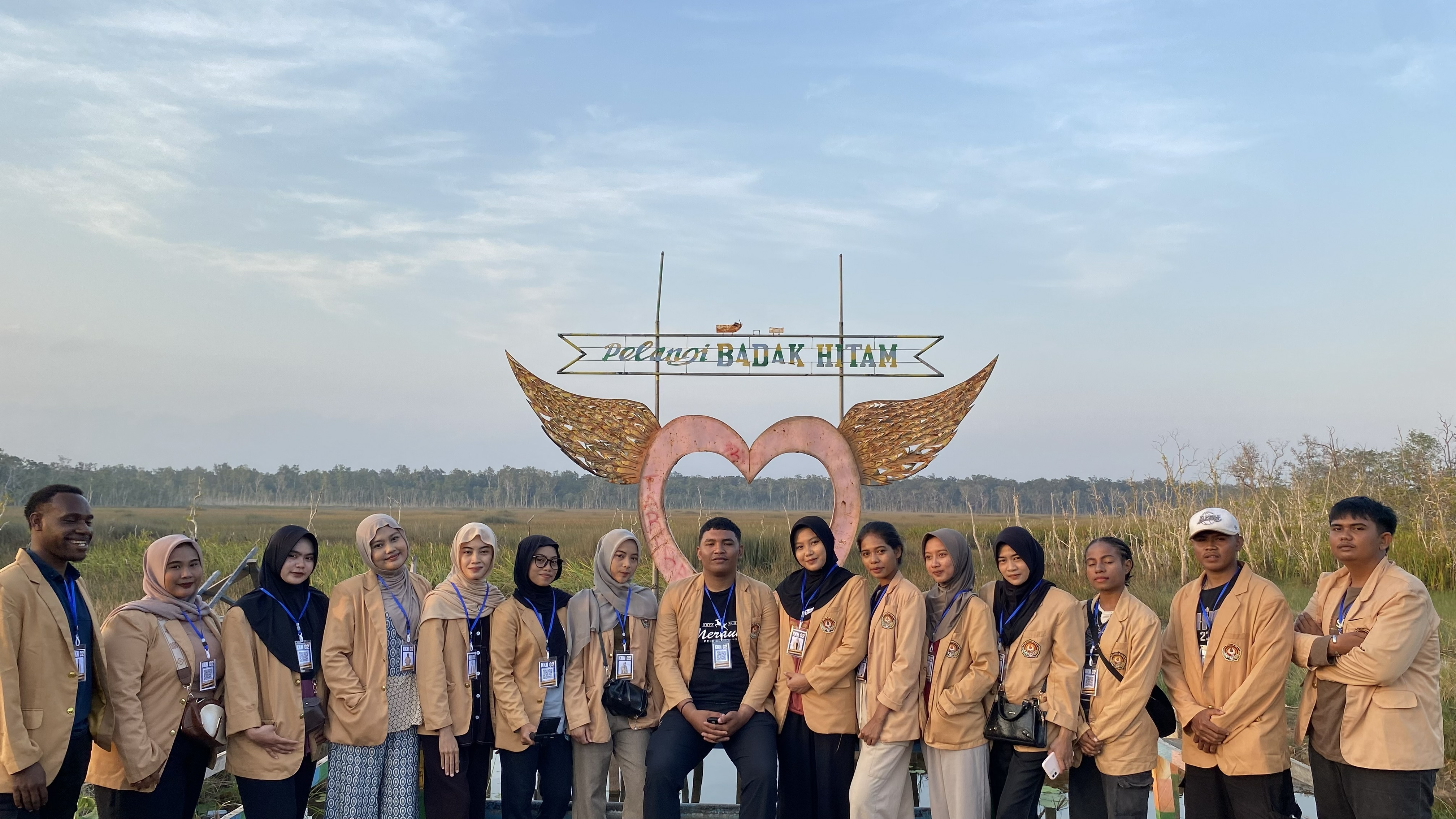 Foto Bersama Di Pelangi Badak Hitam