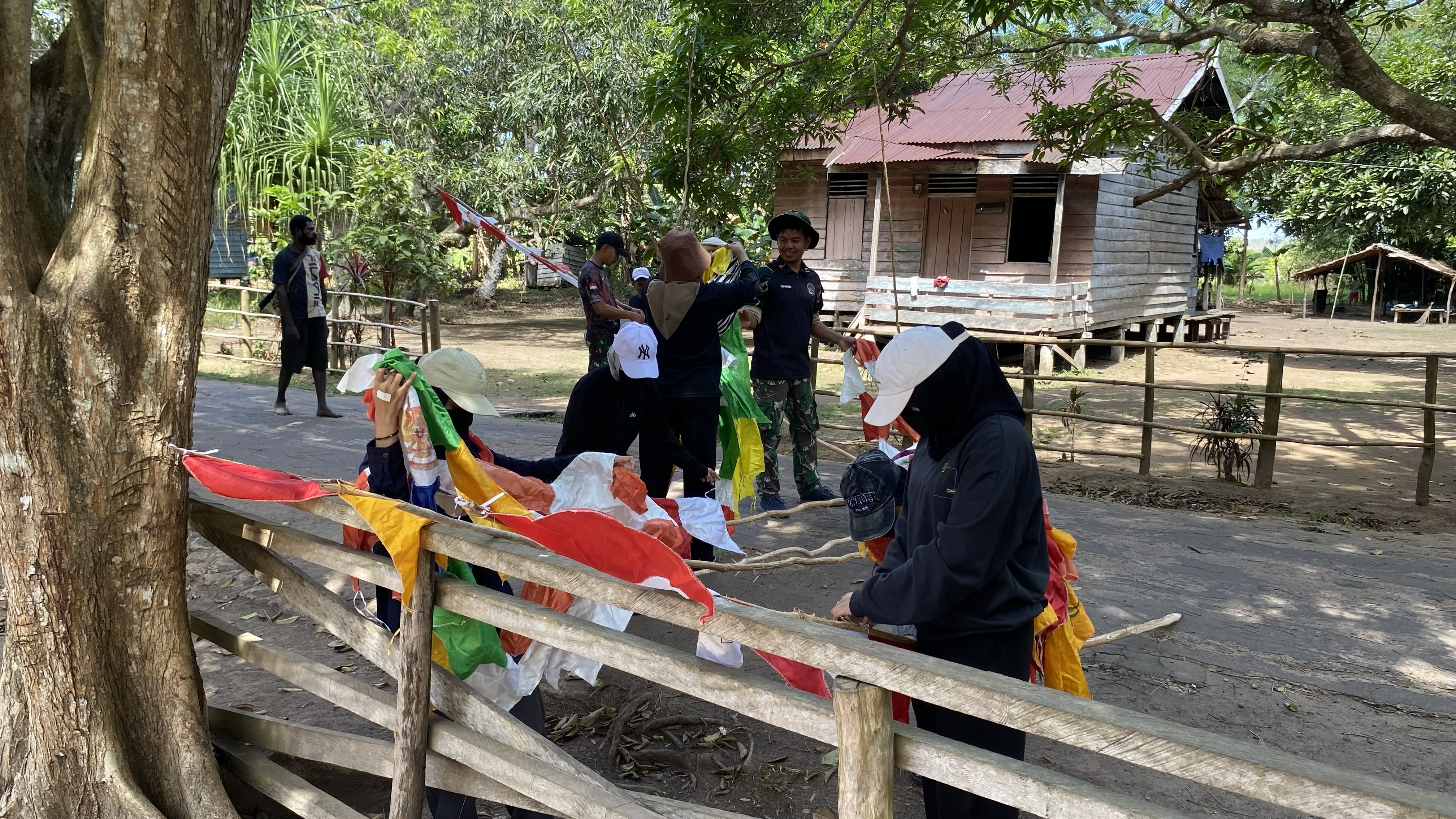 Pemasangan Umbul-Umbul Bersama Yonif 143 & Warga Kamp.Rawa Biru